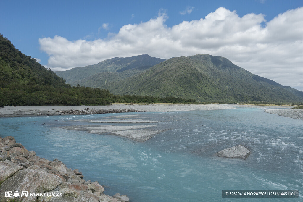 壯麗河谷中的清澈藍色河流