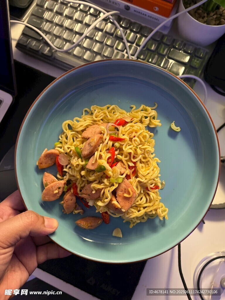 手持藍盤美味炒飯