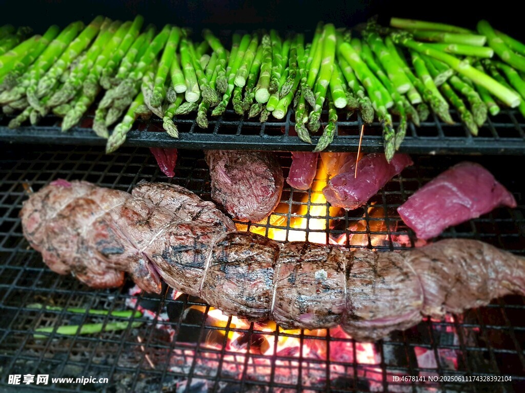 戶外炭火烤肉與翠綠蔬菜