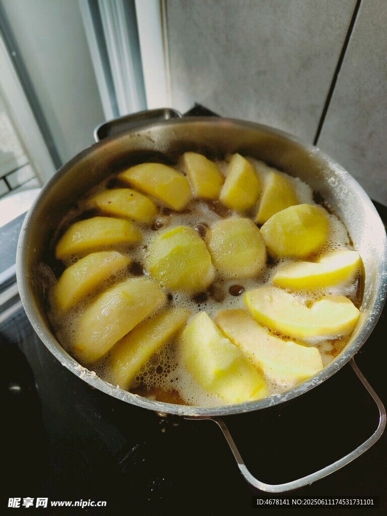 鍋中煮著的切片黃土豆