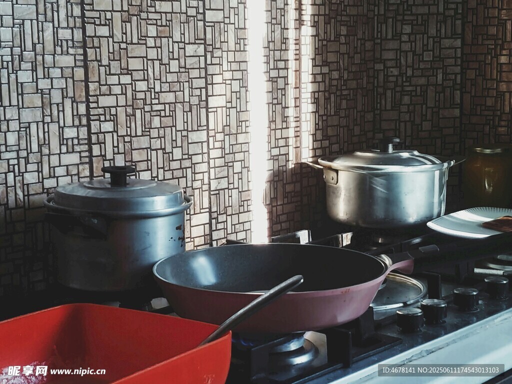 廚房灶臺的多樣烹飪器具