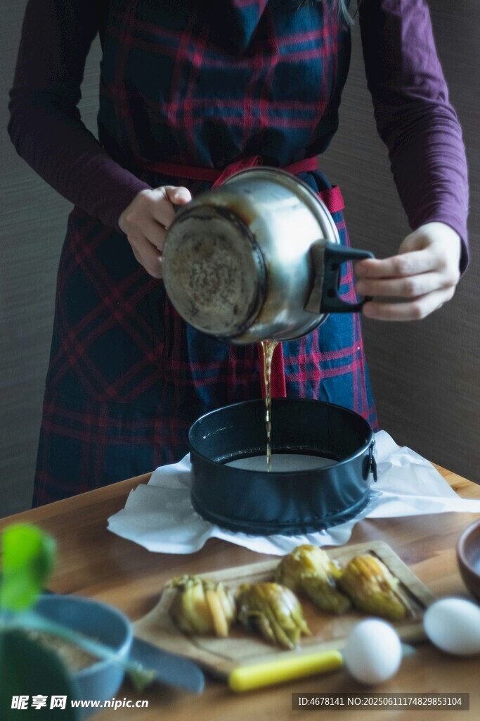 女士桌邊優雅制作巧克力蛋糕