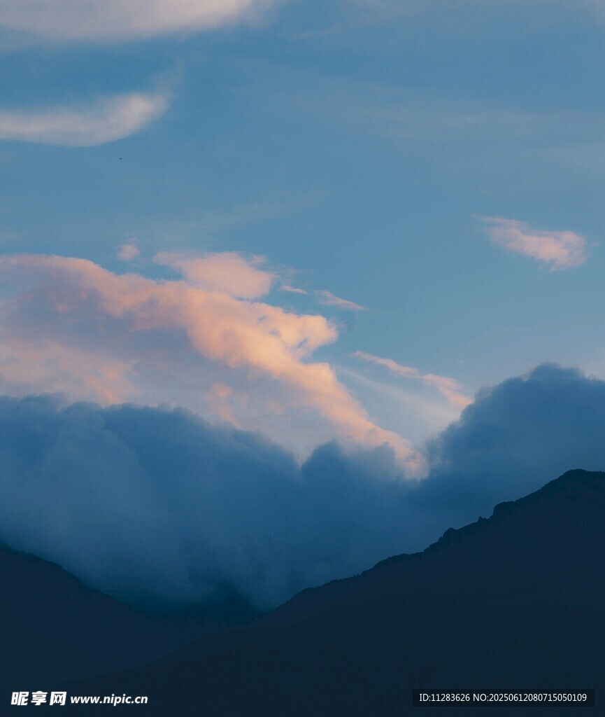 山間云霞美景
