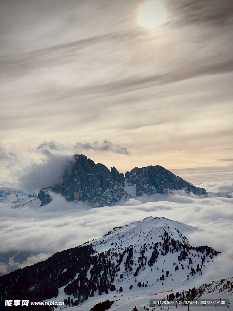 雪山云海間的壯麗日出