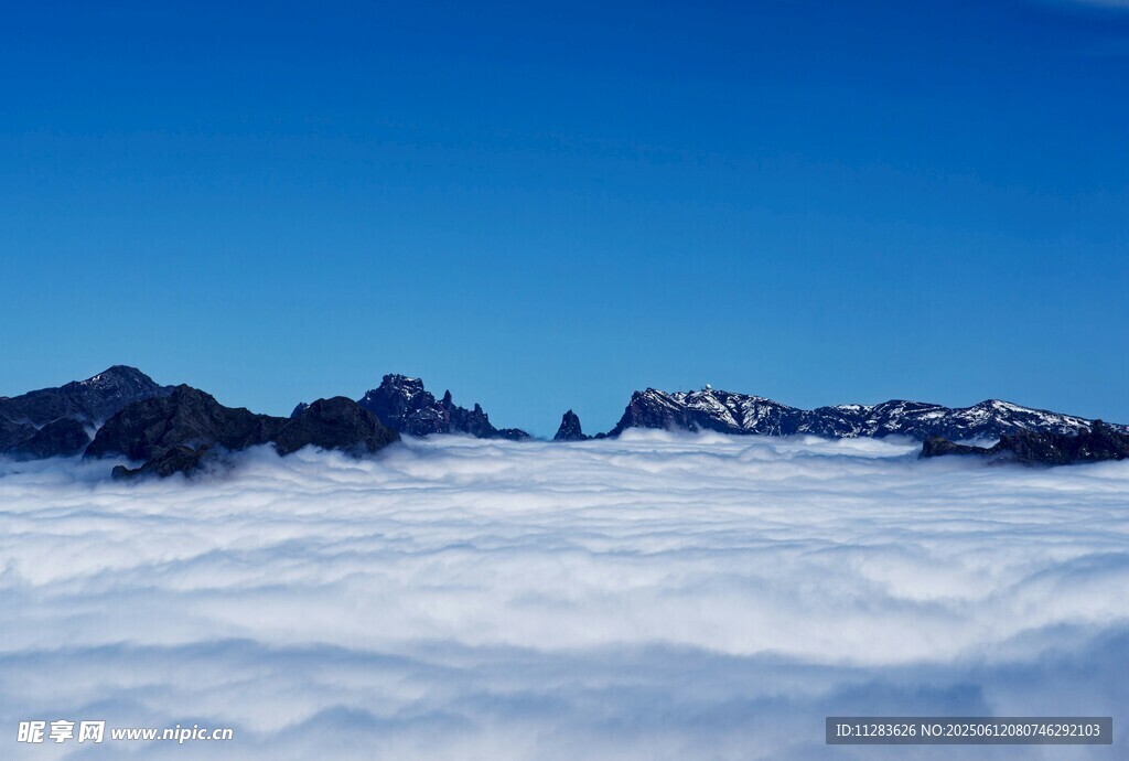 云海之上的壯麗山景