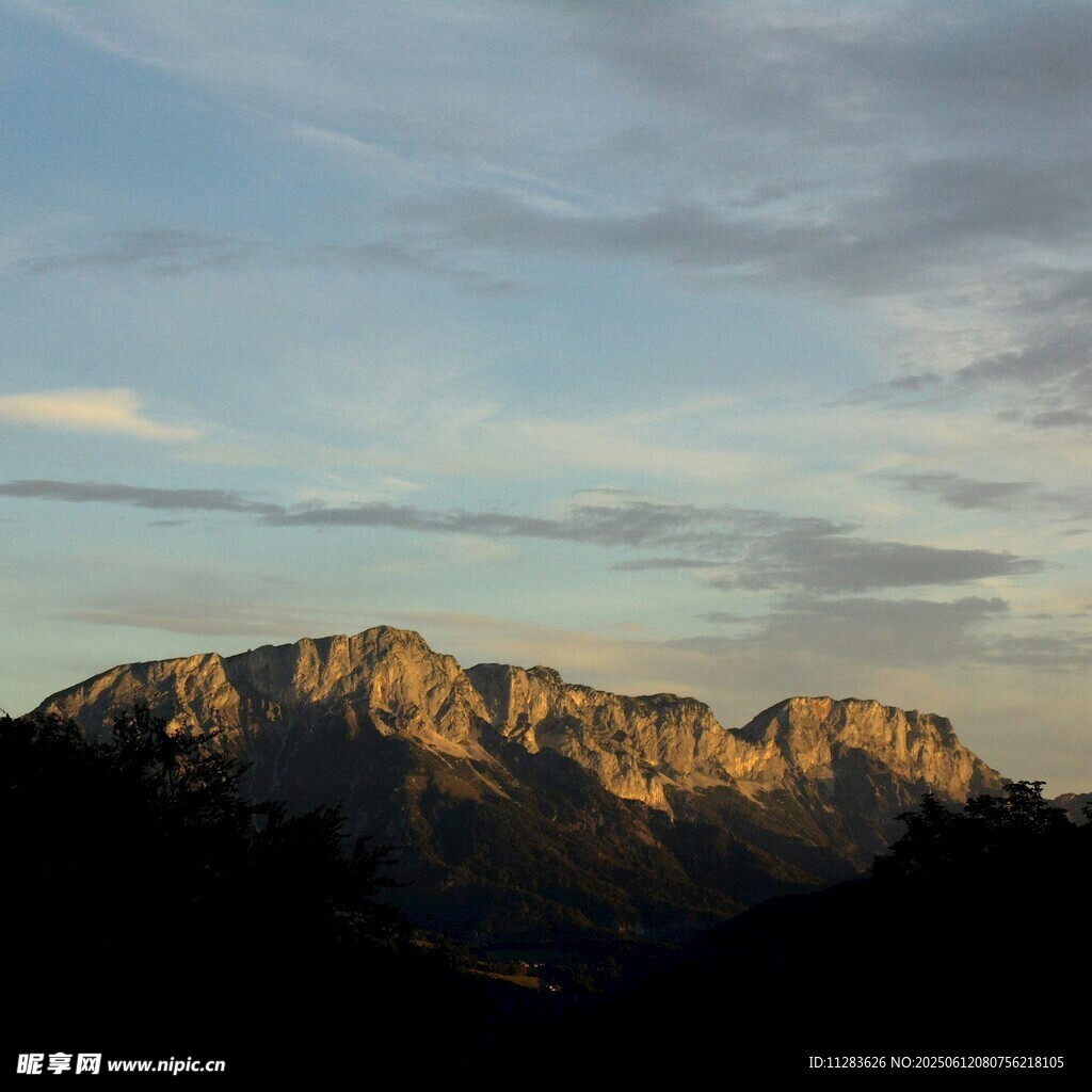 夕陽(yáng)下的壯麗山巒