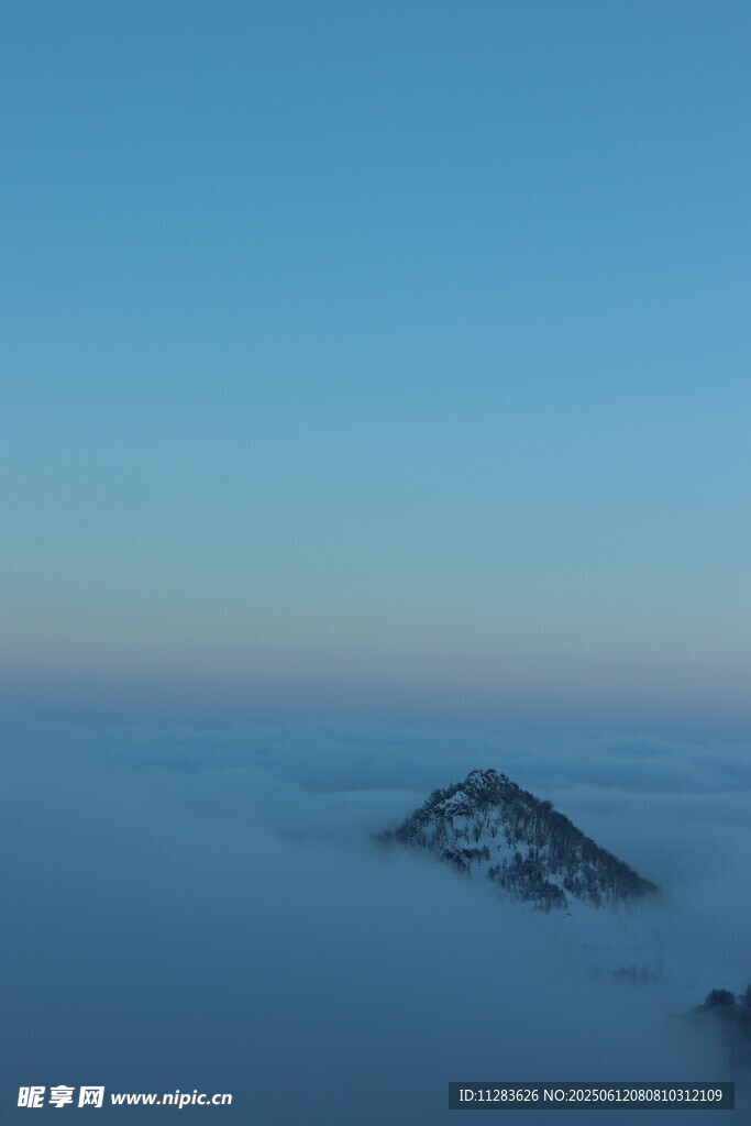 云海中的孤峰