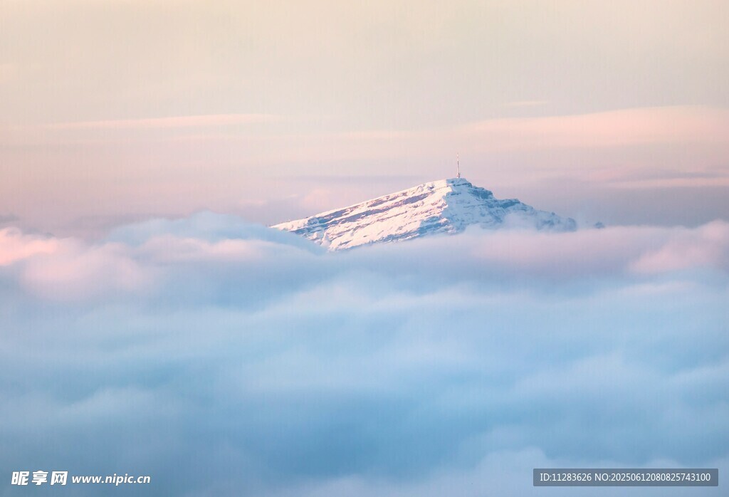 云海之上的巍峨雪山