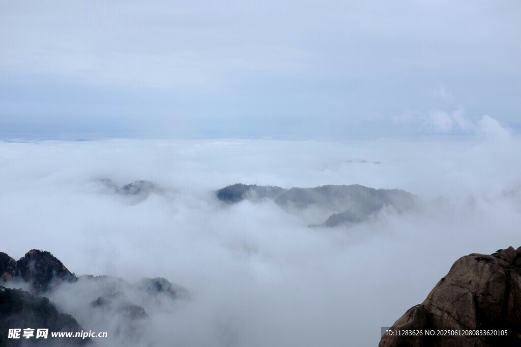 云海中的壯麗山巒景觀