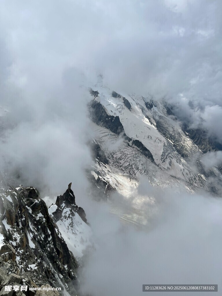 云霧繚繞的巍峨雪山