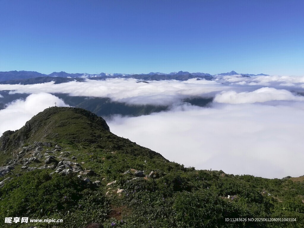 山巔云海美景