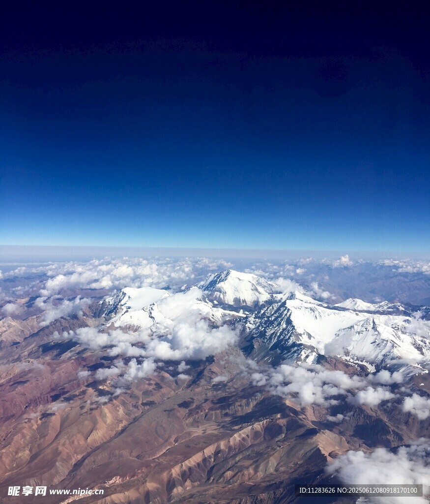 俯瞰壯麗雪山景觀