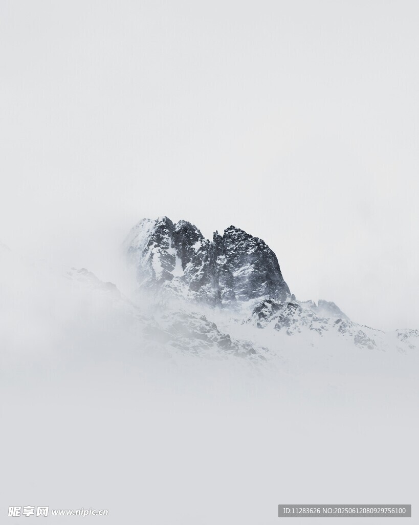 云霧繚繞中的巍峨山峰