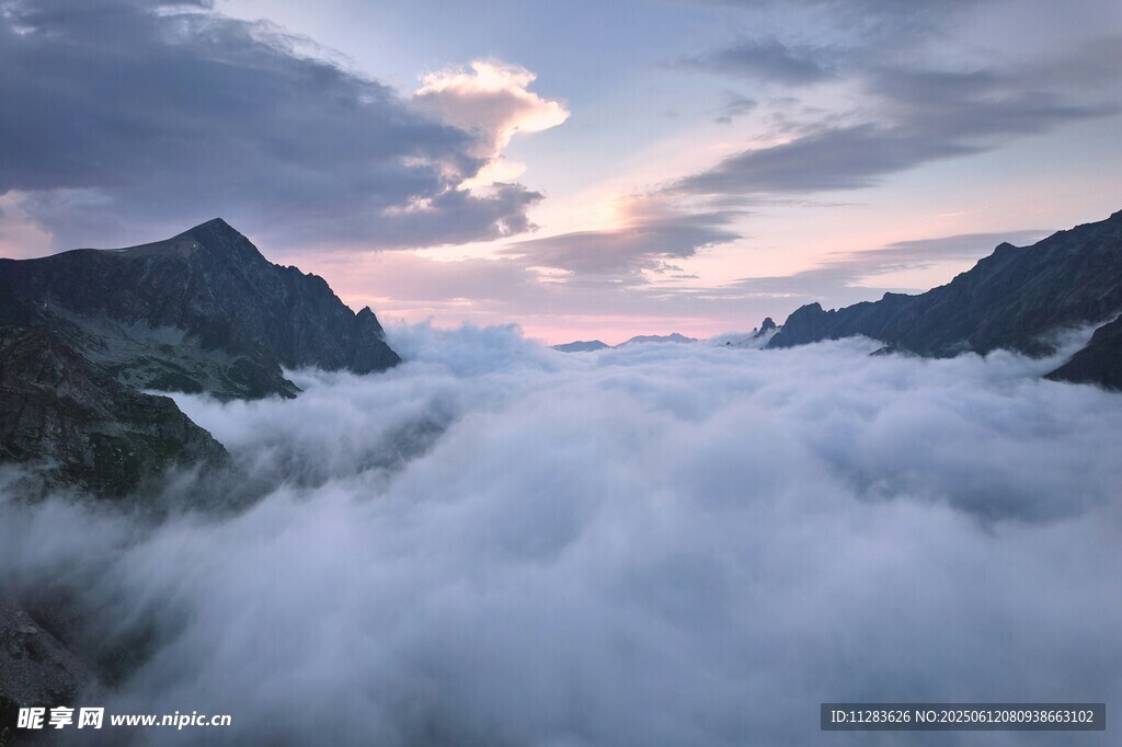 山間云海日出壯麗景觀