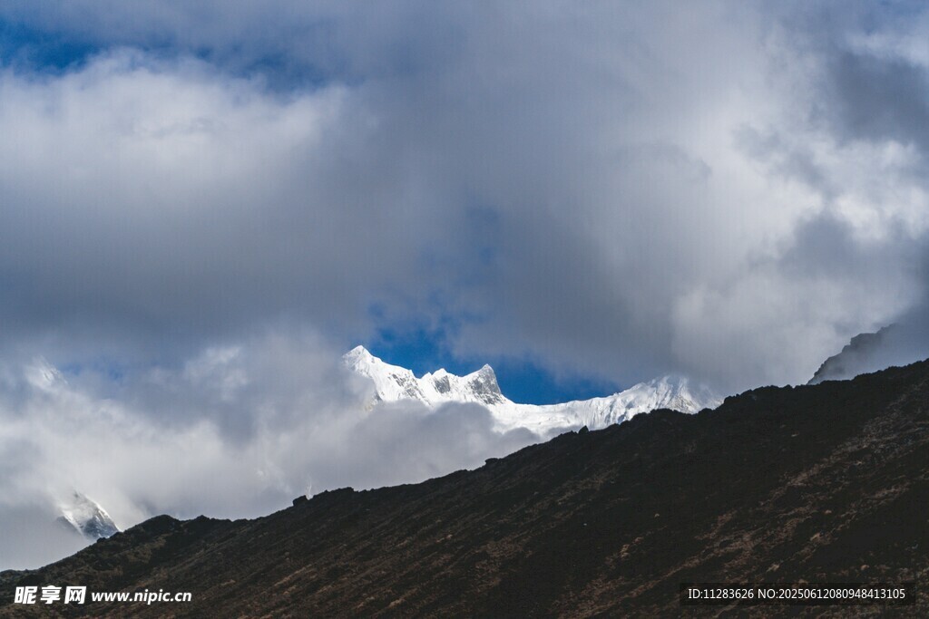 雪山云端美景