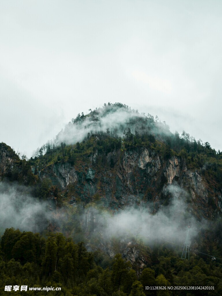 云霧繚繞的山巒美景