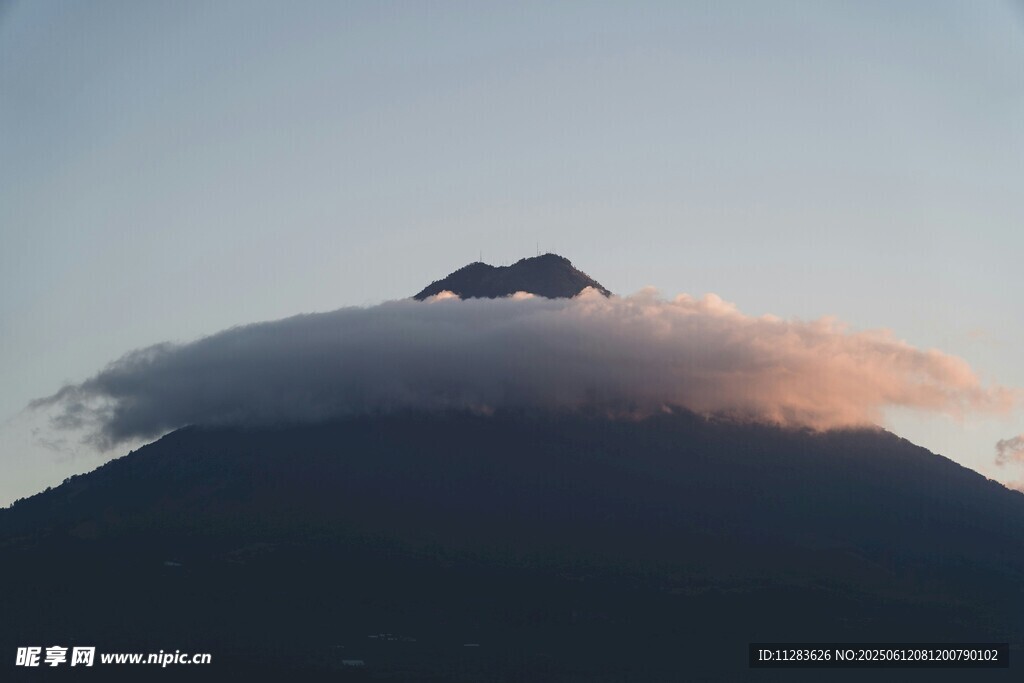 云霧繚繞中的巍峨山峰