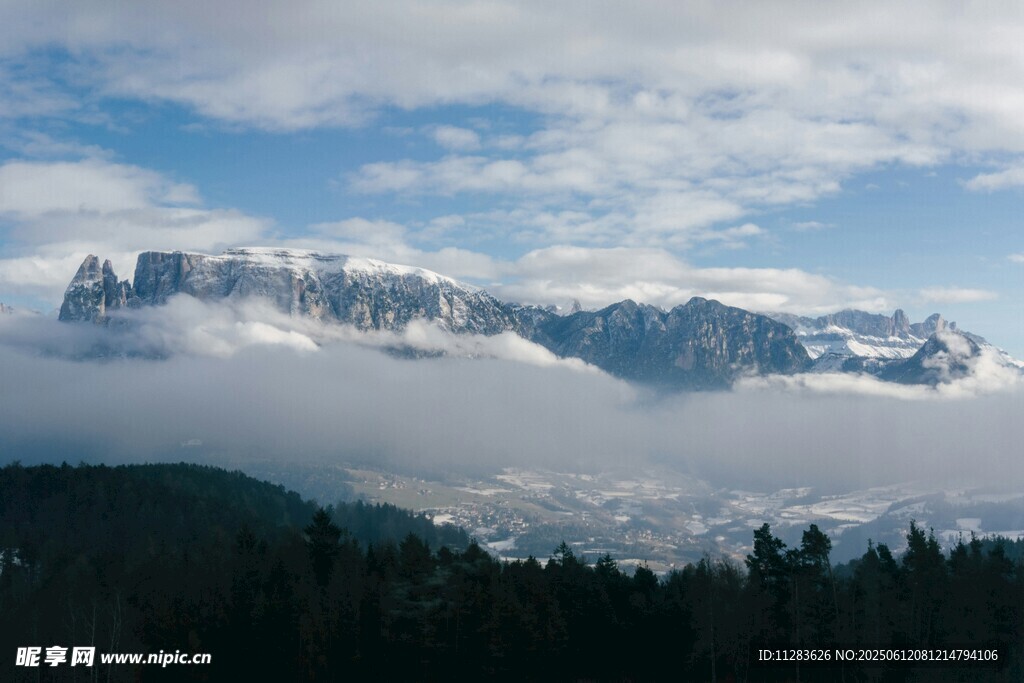 云霧繚繞的壯麗雪山景觀
