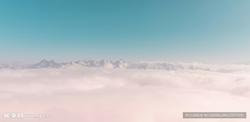 云海之上的壯麗山景