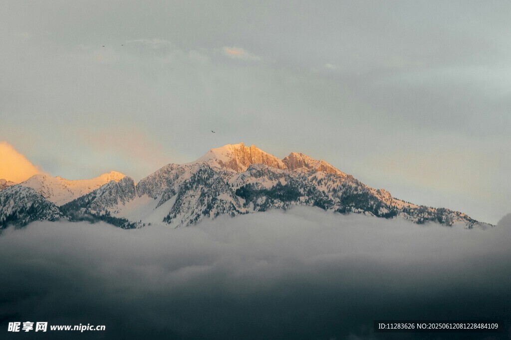 雪山云海間的壯麗日出