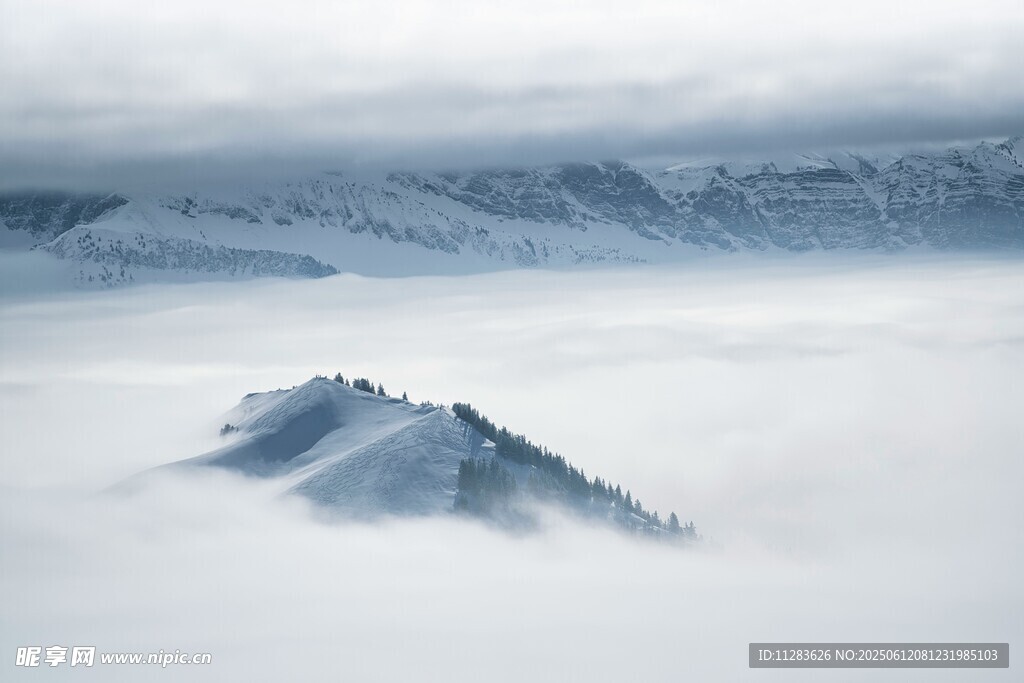 云海中的雪山孤峰