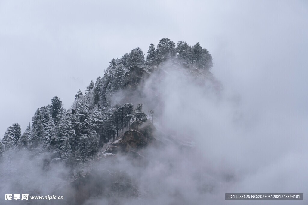 云霧繚繞的冰雪山峰