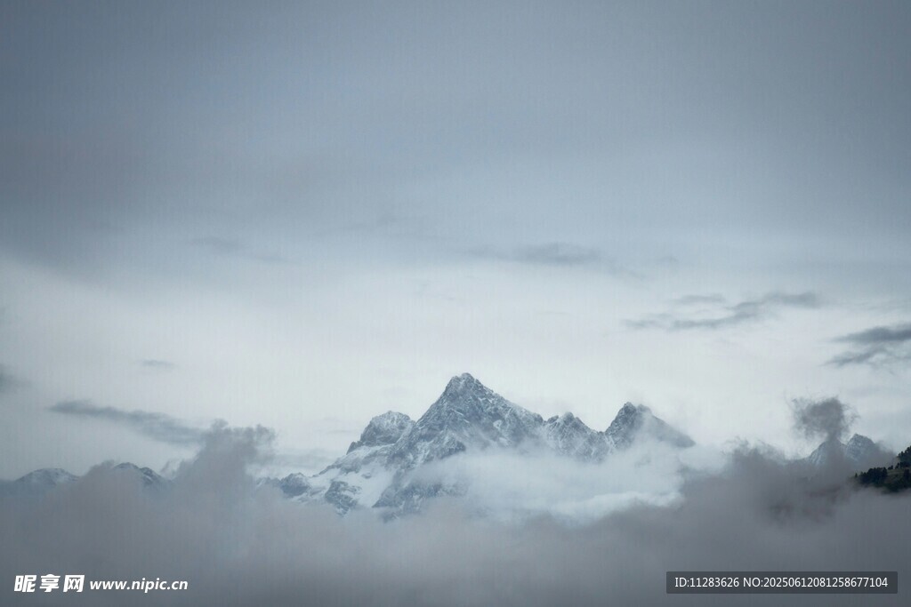 云霧繚繞中的巍峨雪山