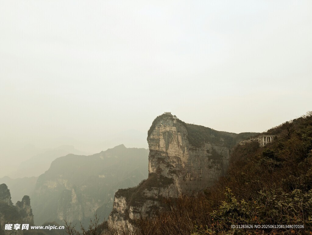 霧中峻峭山峰景色