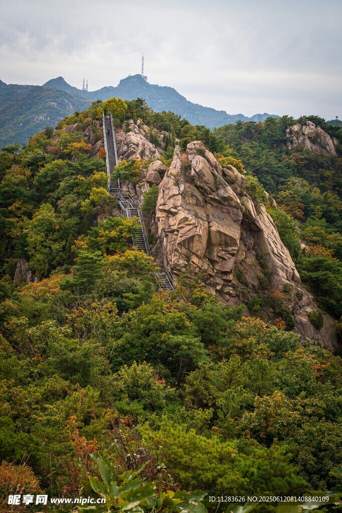 山巒綠意間的嶙峋巖石