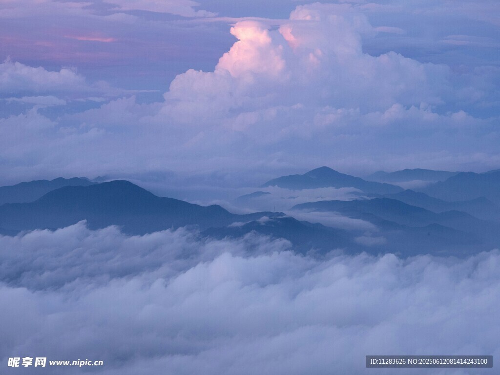 云海中的山巒美景