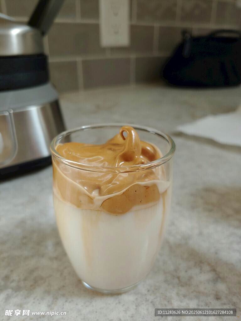 玻璃杯中美味的分層飲品