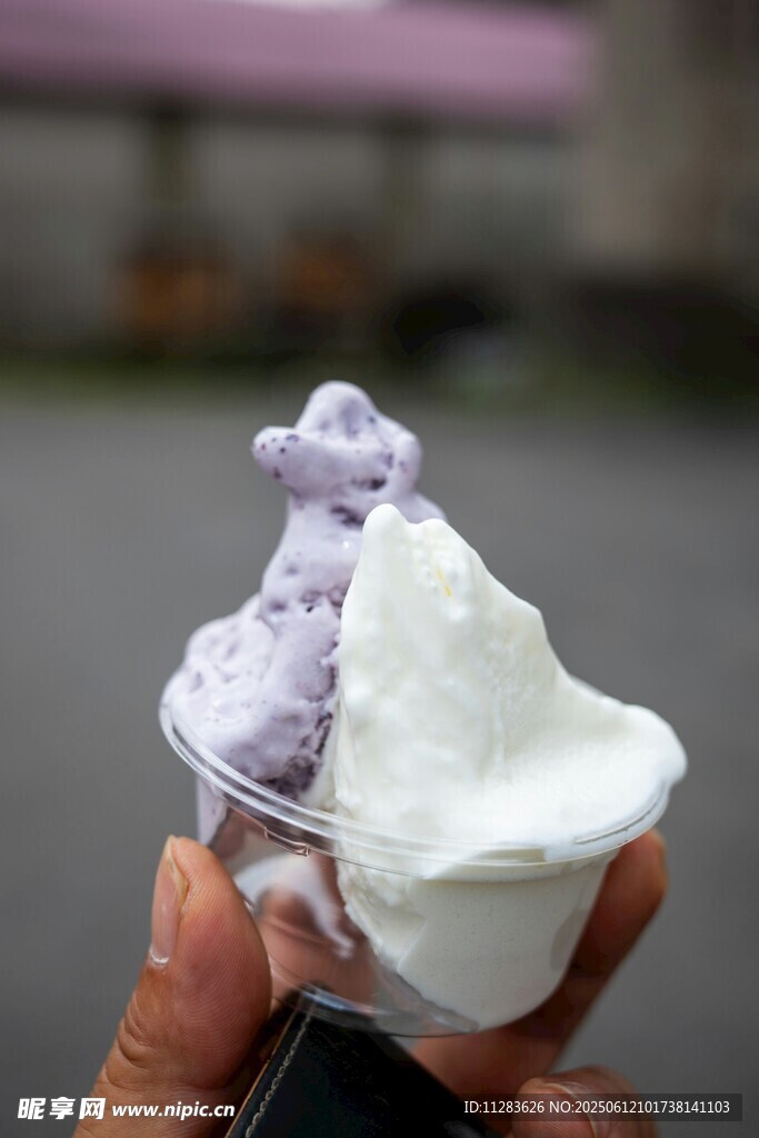手持雙色冰淇淋