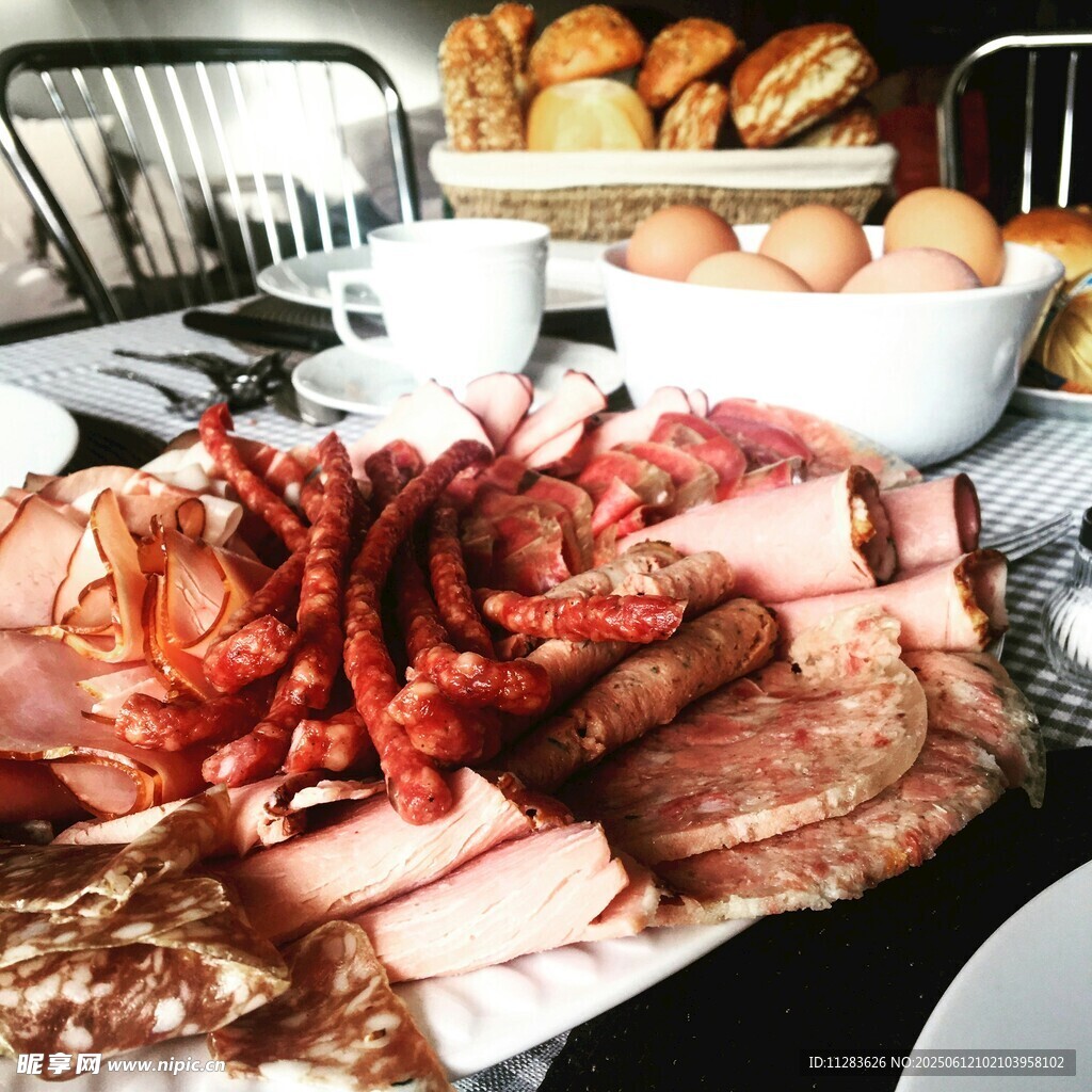 豐盛肉類與面包美食組合