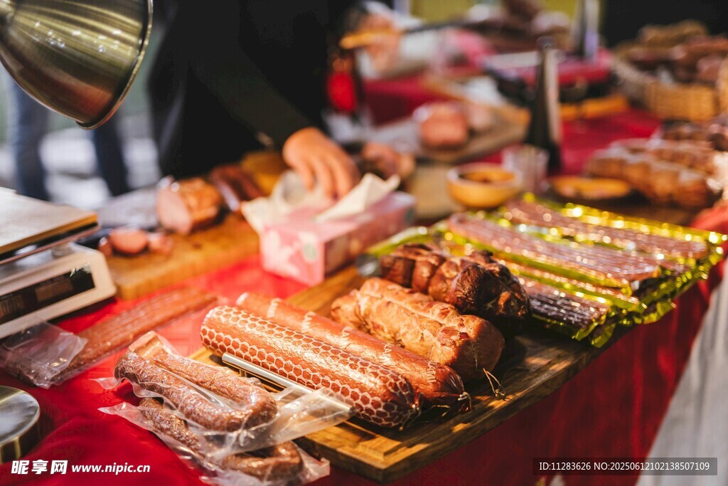 豐盛美食攤位上的多樣佳肴
