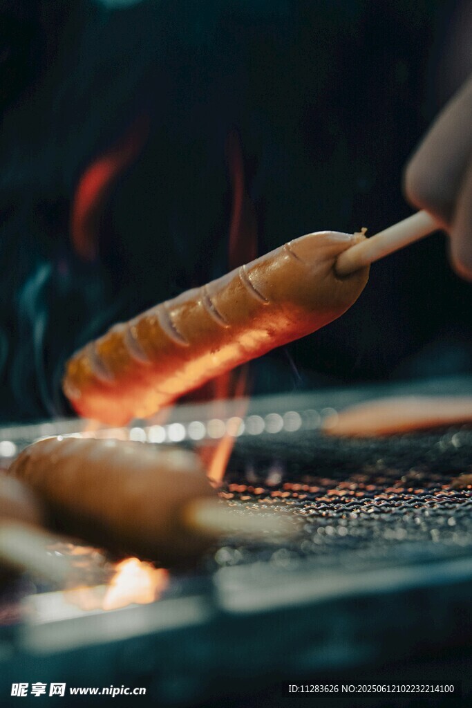 炭火上烤制的美味熱狗