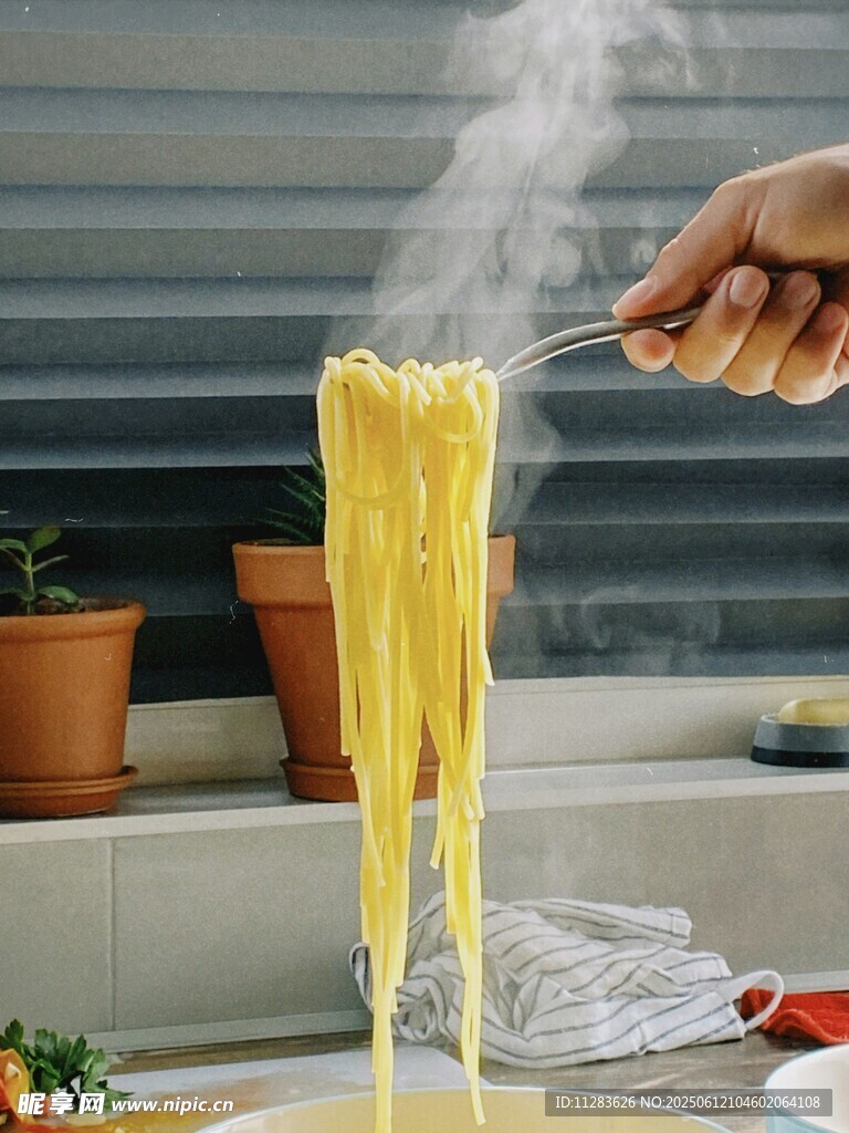 手撈熱氣騰騰的新鮮面條