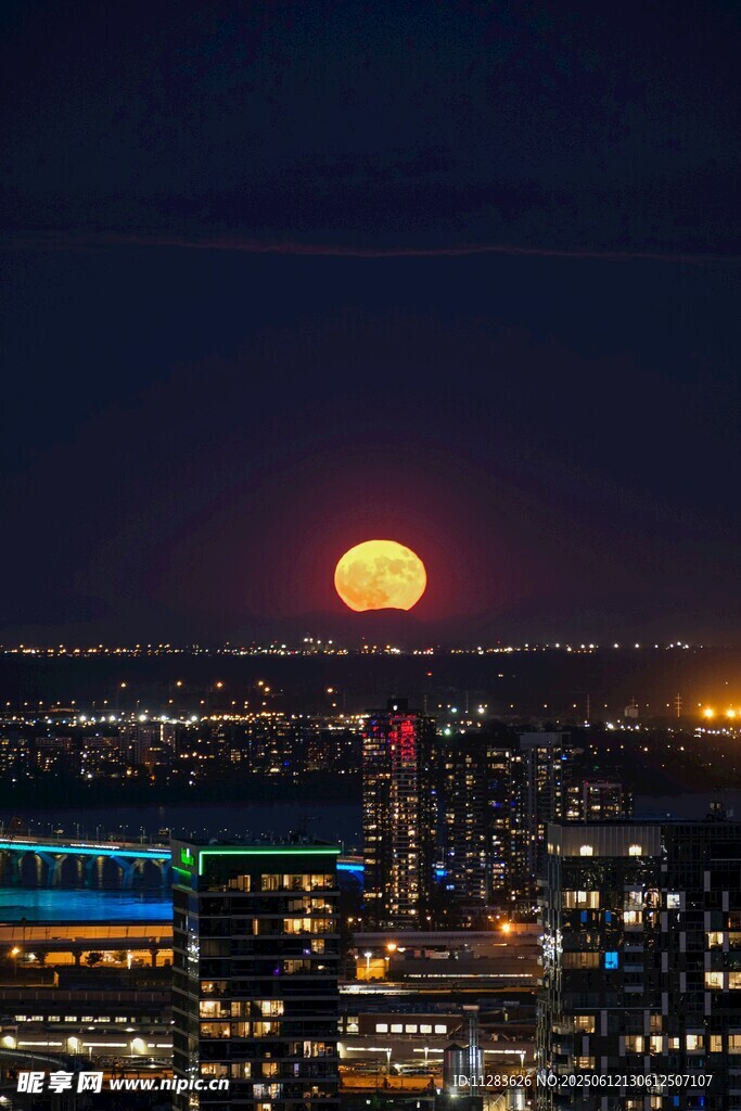 城市夜空下的巨大滿月