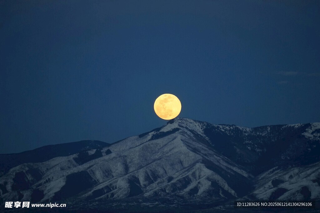 雪山之巔的皎潔明月