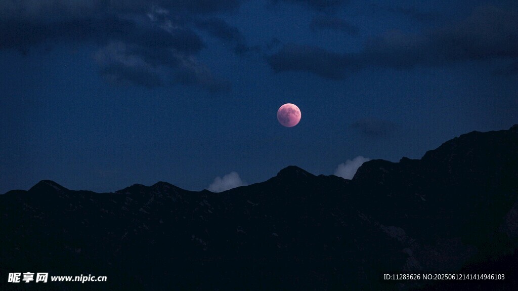 夜幕下的山間紅月