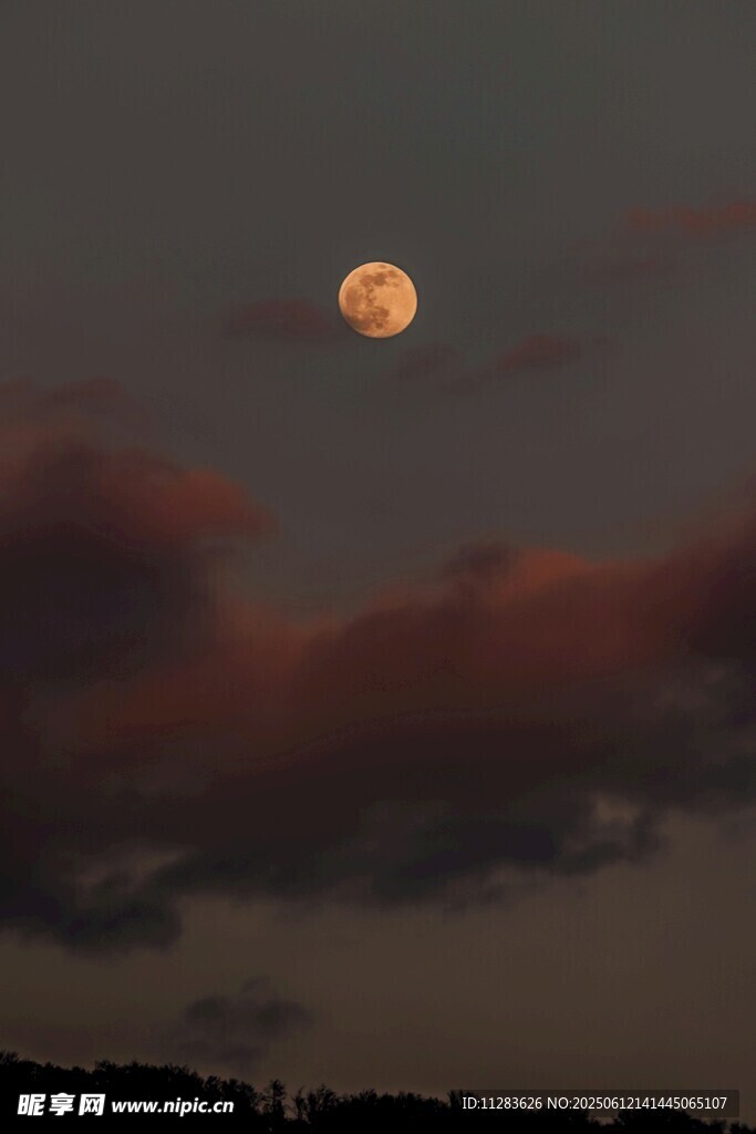 黃昏時的明月與云彩