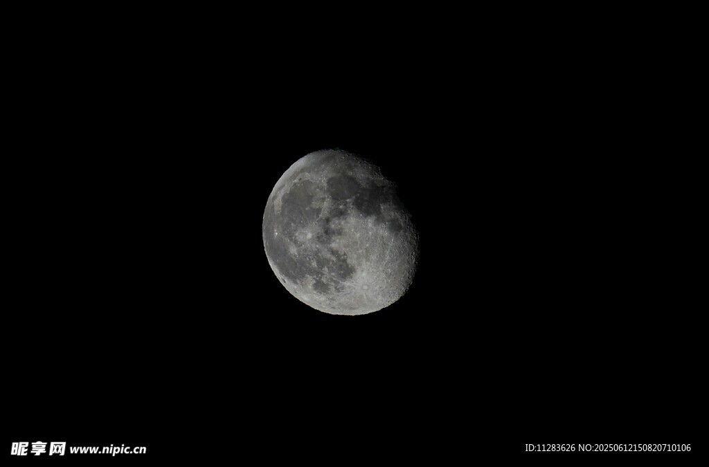 夜空中的半輪明月