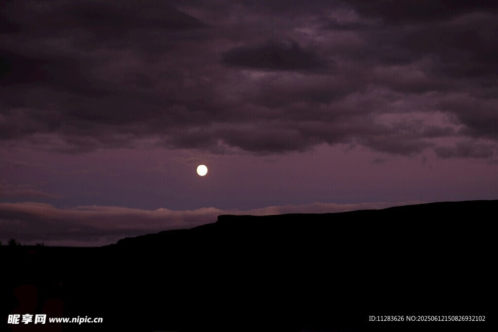 月夜下的山巒剪影