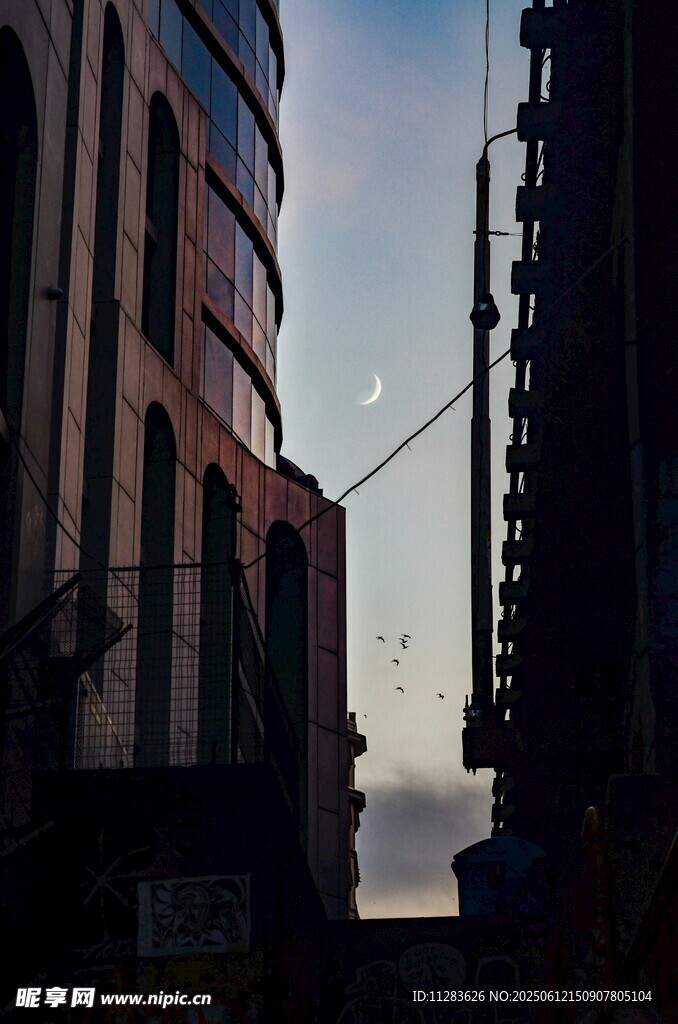 城市樓宇間的天空一角