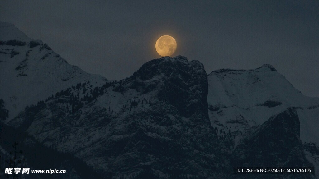 月夜雪山