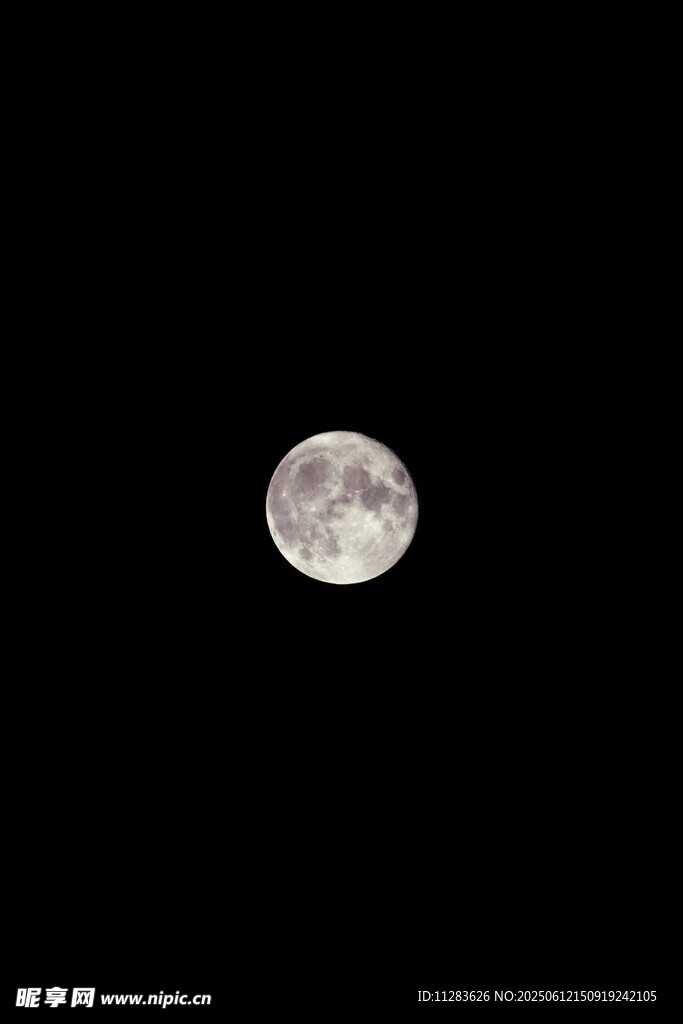 夜空中的皎潔明月