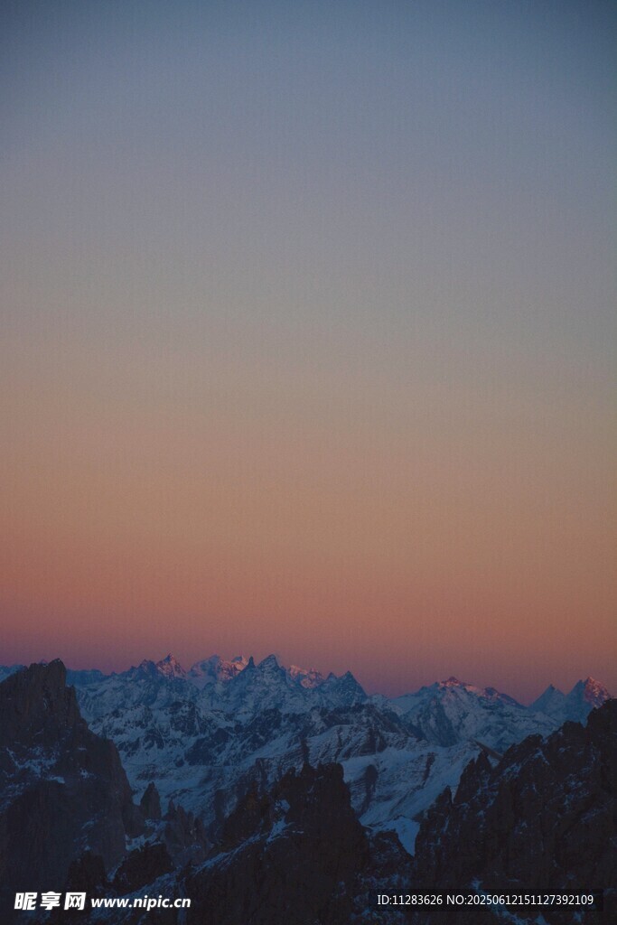 雪山日落美景