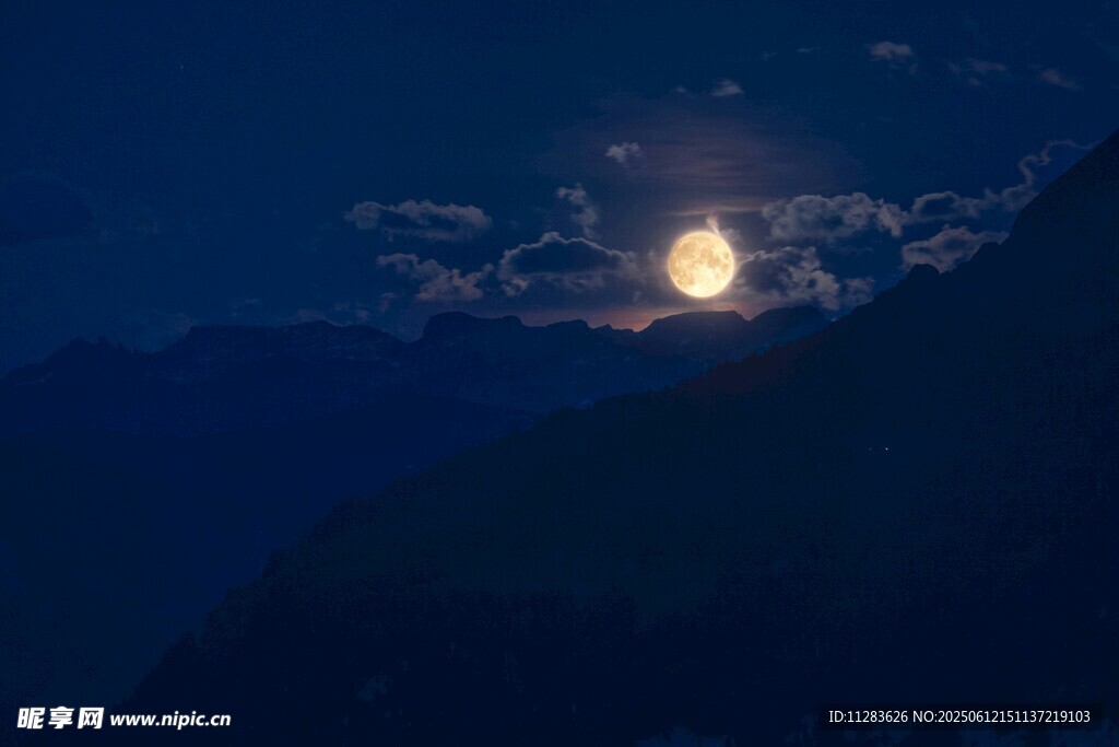 月夜山巒美景