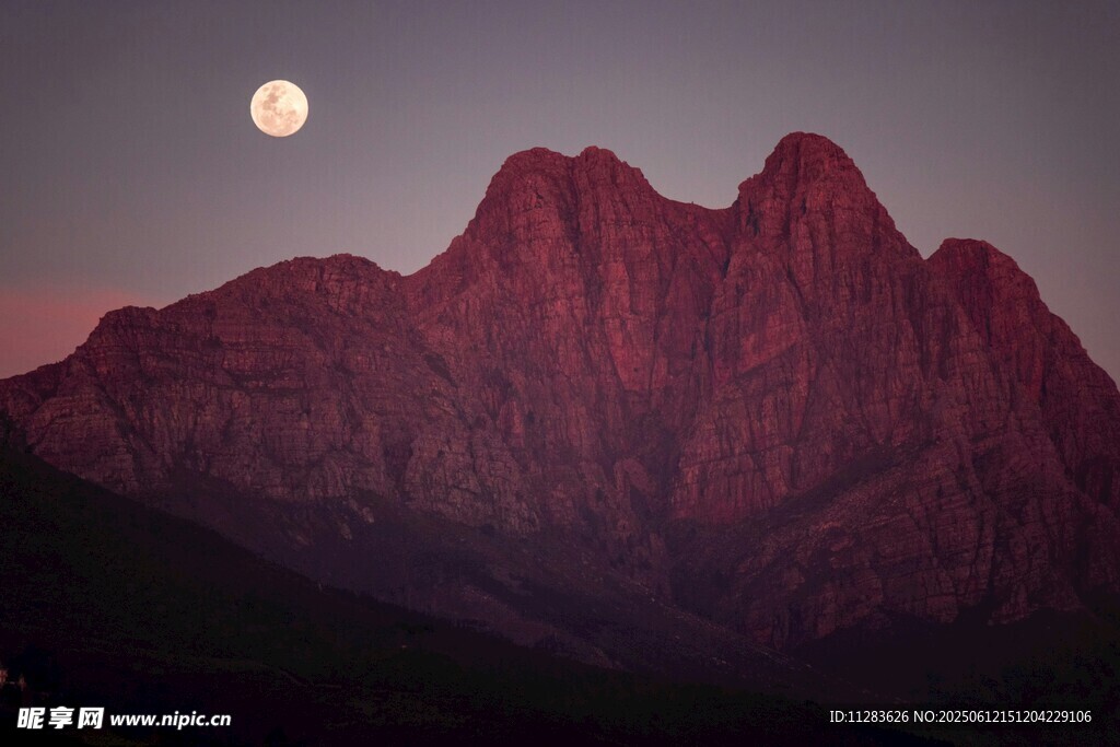 月夜下的壯麗山峰