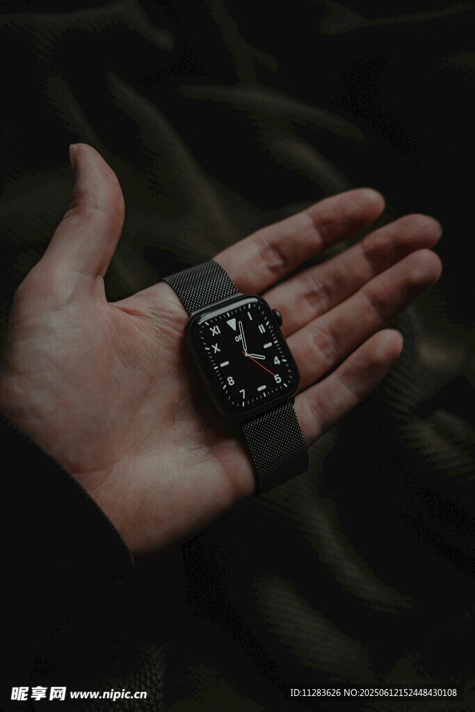 手中的黑色手表