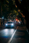 夜晚街道上行駛的汽車